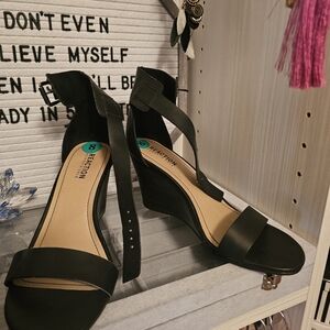 Reaction Kenneth Cole Black Wedge Sandals